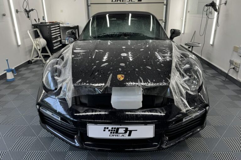 Pokrov motorja in luči Porsche 911 Turbo zaščiteni s prozorno zaščitno folijo.