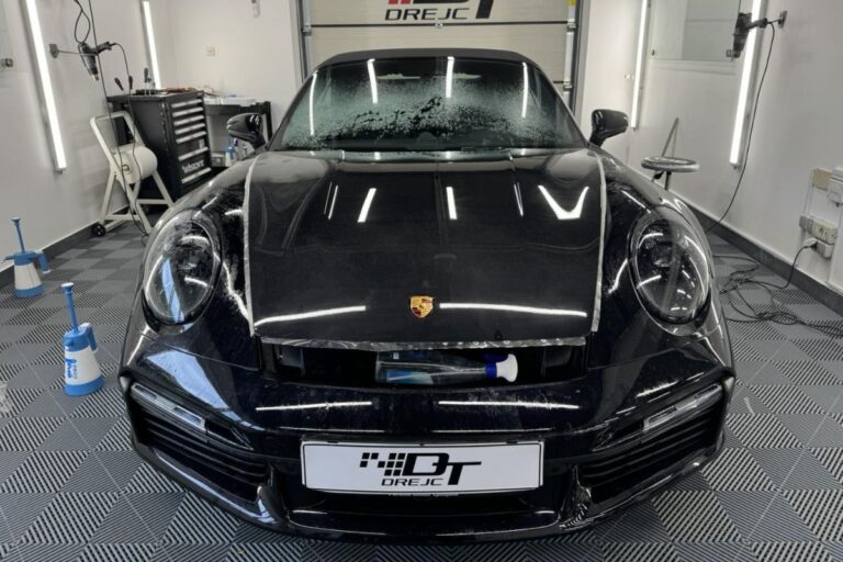 Pokrov motorja in luči Porsche 911 Turbo zaščiteni s prozorno zaščitno folijo.