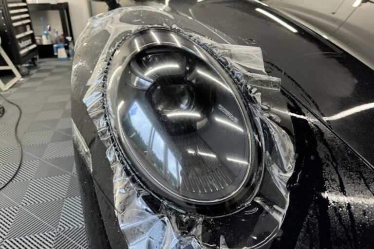 Pokrov motorja in luči Porsche 911 Turbo zaščiteni s prozorno zaščitno folijo.