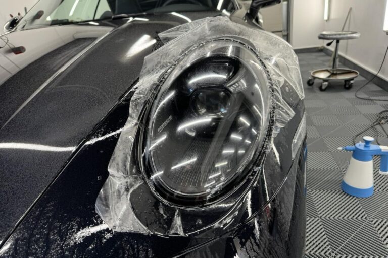 Pokrov motorja in luči Porsche 911 Turbo zaščiteni s prozorno zaščitno folijo.