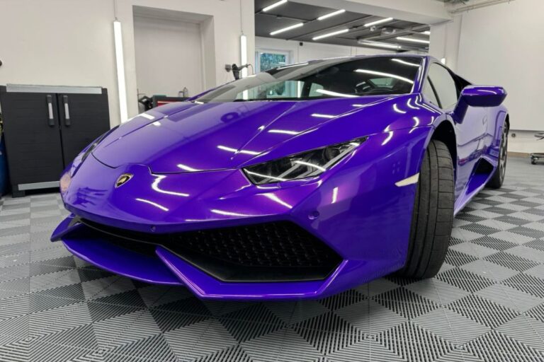 Lamborghini Huracan oblečen v plum explosion sijaj folijo.