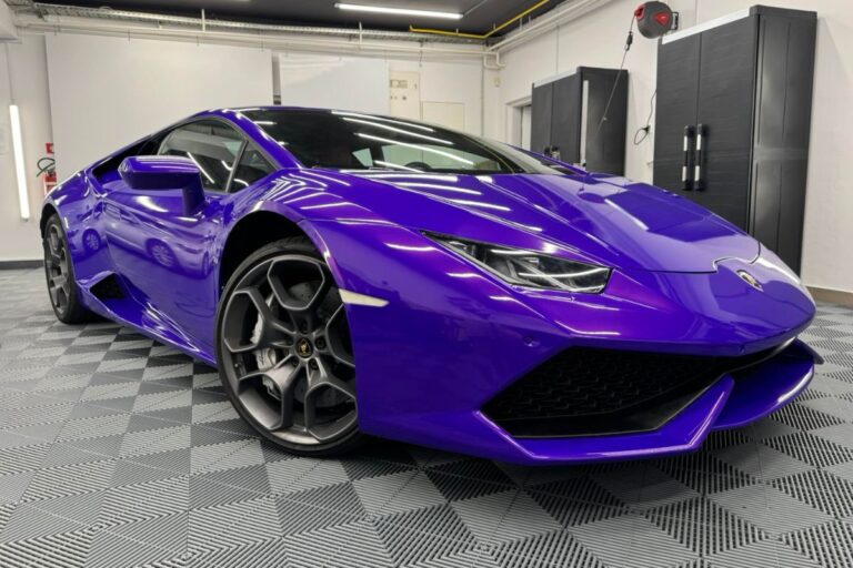 Lamborghini Huracan oblečen v plum explosion sijaj folijo.