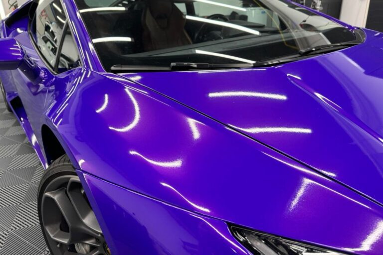 Lamborghini Huracan oblečen v plum explosion sijaj folijo.