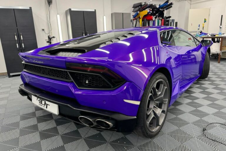 Lamborghini Huracan oblečen v plum explosion sijaj folijo.