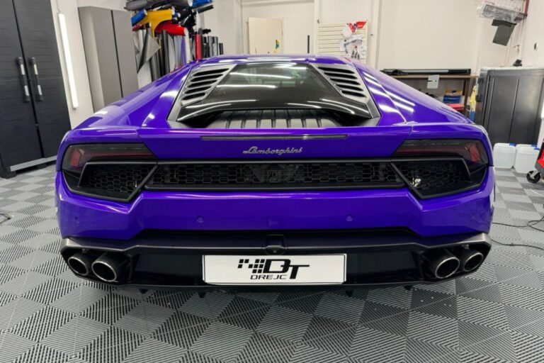 Lamborghini Huracan oblečen v plum explosion sijaj folijo.