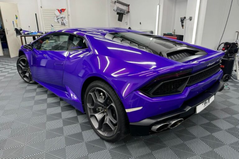 Lamborghini Huracan oblečen v plum explosion sijaj folijo.