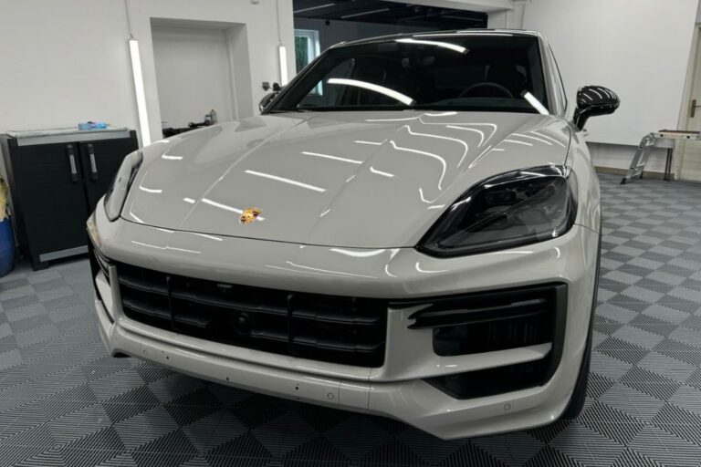 Porsche Cayenne Coupe Turbo Gt zaščiten s prozorno zaščitno folijo.