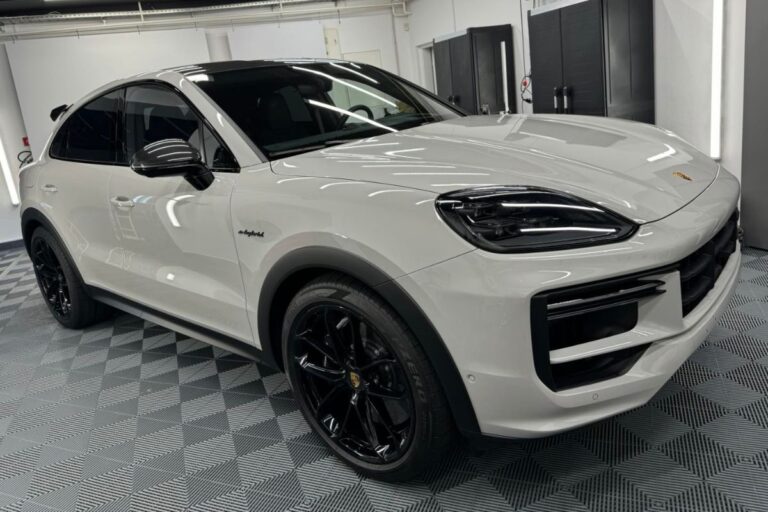 Porsche Cayenne Coupe Turbo Gt zaščiten s prozorno zaščitno folijo.