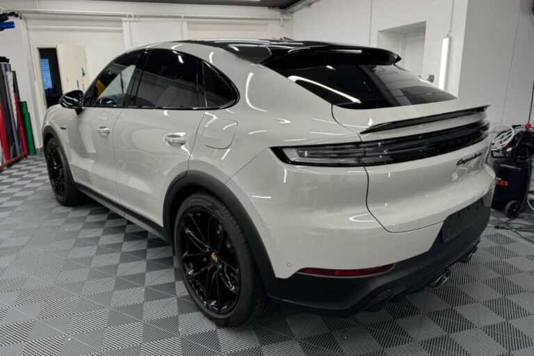 Porsche Cayenne Coupe Turbo Gt zaščiten s prozorno zaščitno folijo.