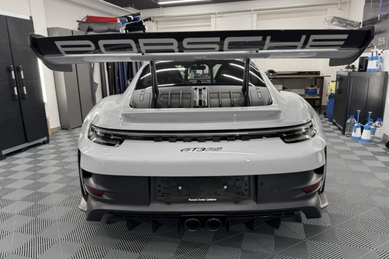Celotno vozilo Porsche Gt3Rs zaščiteno s prozorno zaščitno folijo.