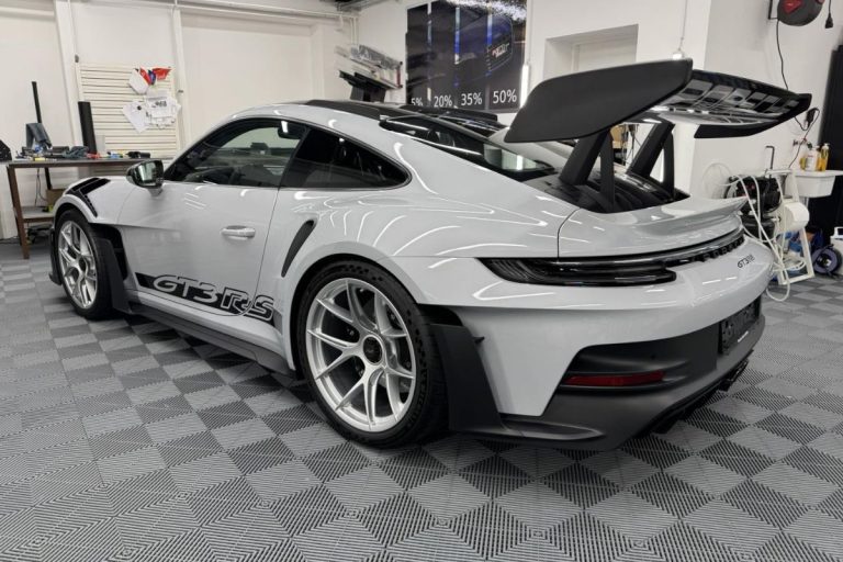 Celotno vozilo Porsche Gt3Rs zaščiteno s prozorno zaščitno folijo.