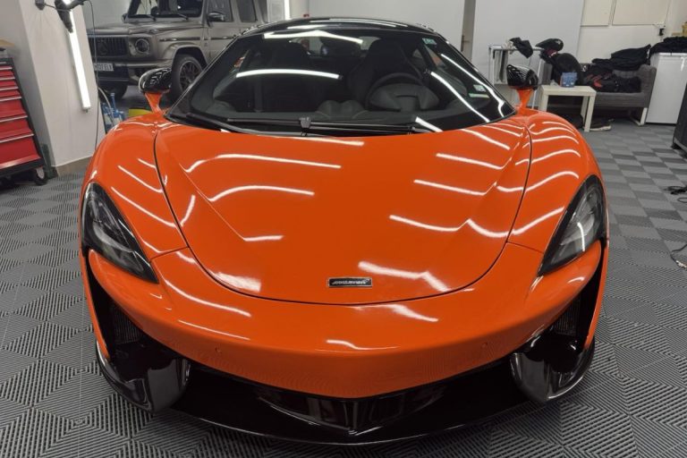 McLaren 570S oblečen v v oranžno in črno sijaj folijo.