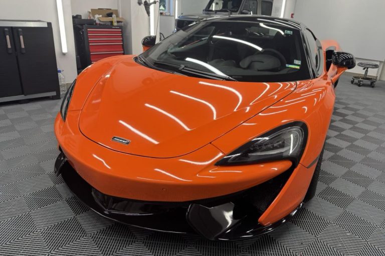 McLaren 570S oblečen v oranžno in črno sijaj folijo.