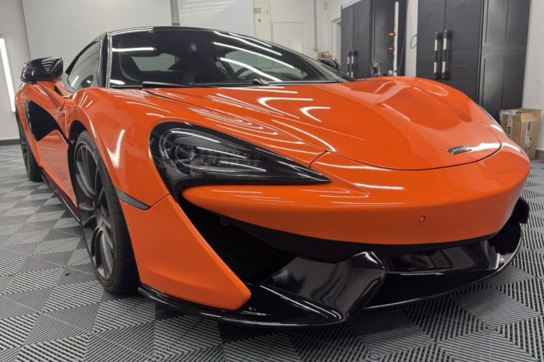McLaren 570S oblečen v oranžno in črno sijaj folijo.