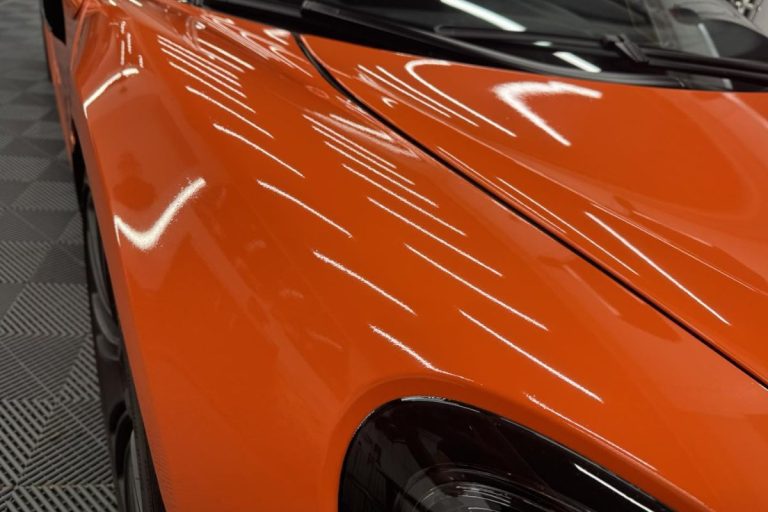 McLaren 570S oblečen v oranžno in črno sijaj folijo.