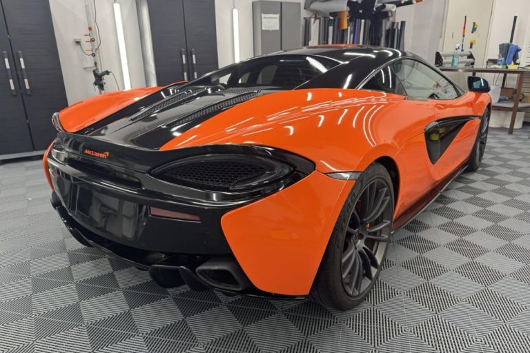 McLaren 570S oblečen v oranžno in črno sijaj folijo.