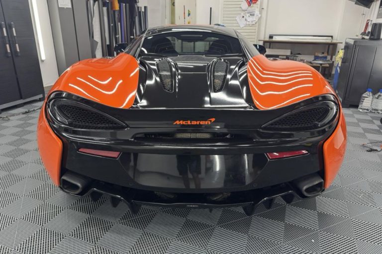 McLaren 570S oblečen v oranžno in črno sijaj folijo.