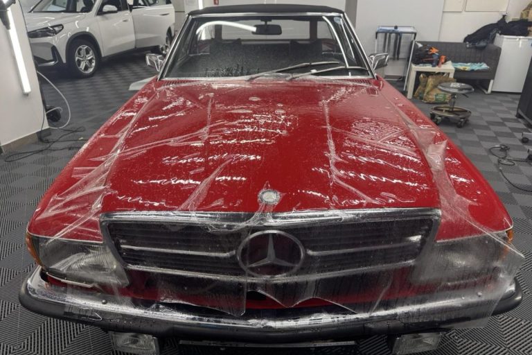 Mercedes SL 450 zaščiten s prozorno zaščitno folijo.
