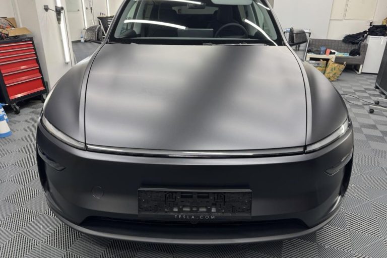 Tesla Y zaščitena s prozorno mat zaščitno folijo.