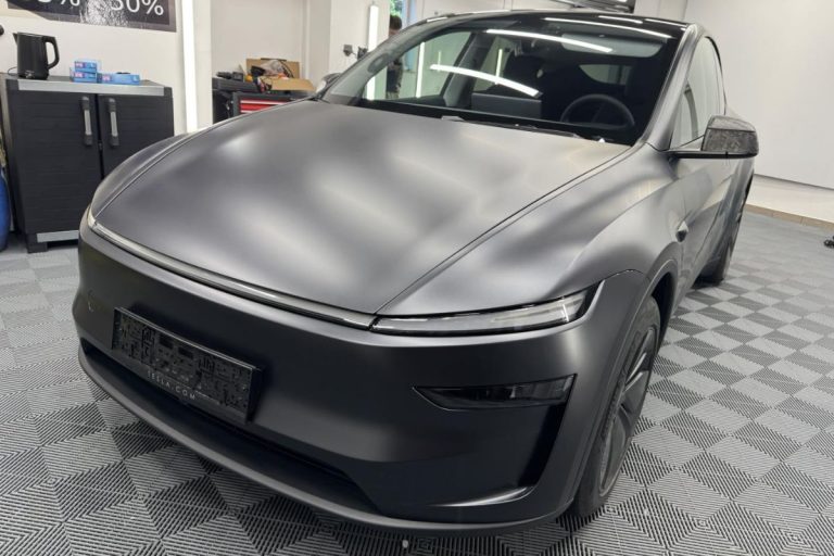Tesla Y zaščitena s prozorno mat zaščitno folijo.