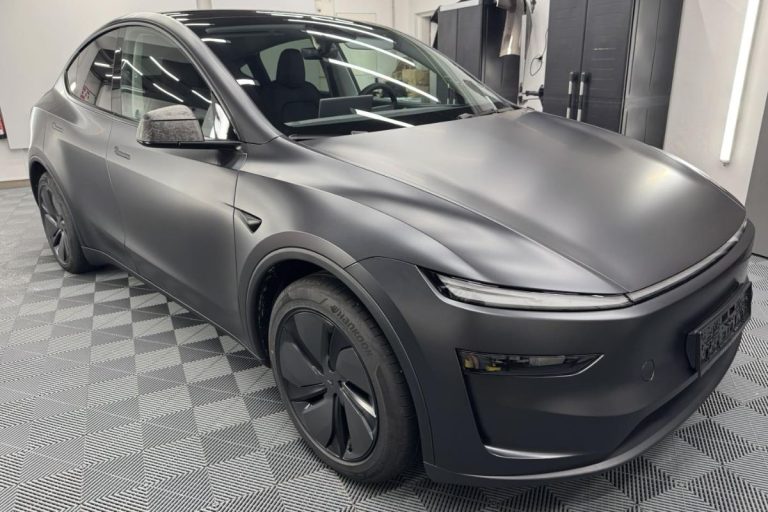 Tesla Y zaščitena s prozorno mat zaščitno folijo.