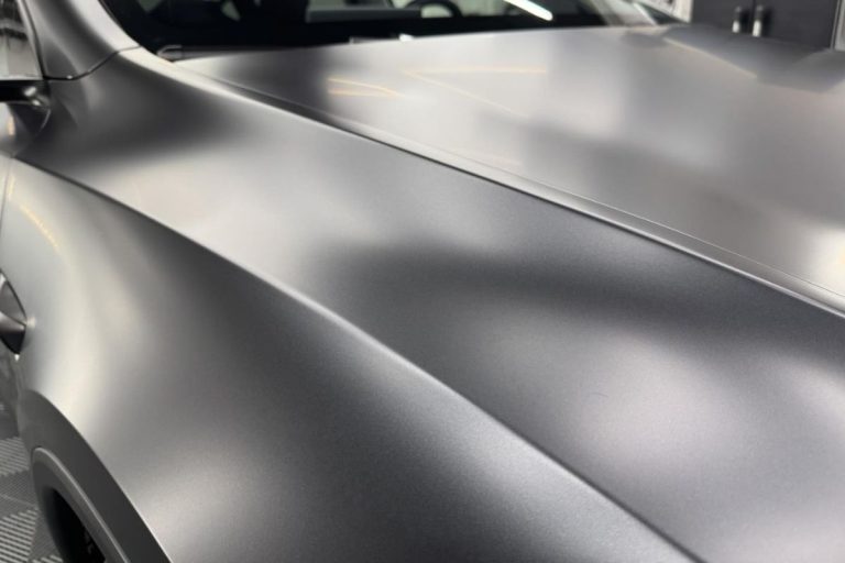 Tesla Y zaščitena s prozorno mat zaščitno folijo.