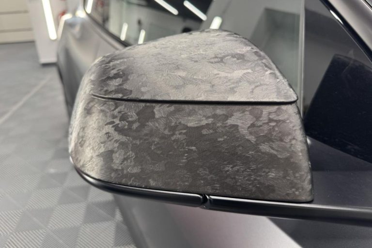 Tesla Y zaščitena s prozorno mat zaščitno folijo.