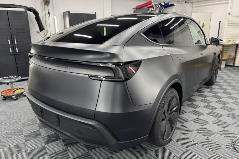 Tesla Y zaščitena s prozorno mat zaščitno folijo.