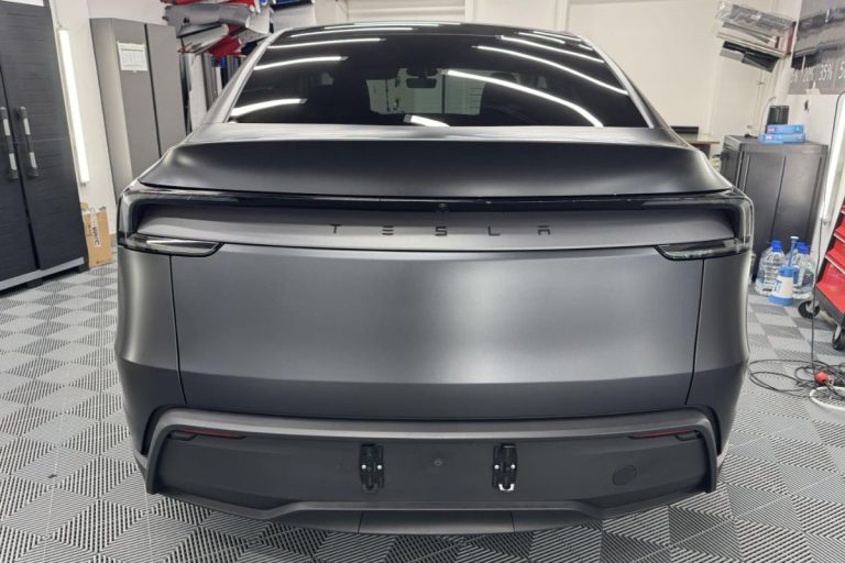 Tesla Y zaščitena s prozorno mat zaščitno folijo.