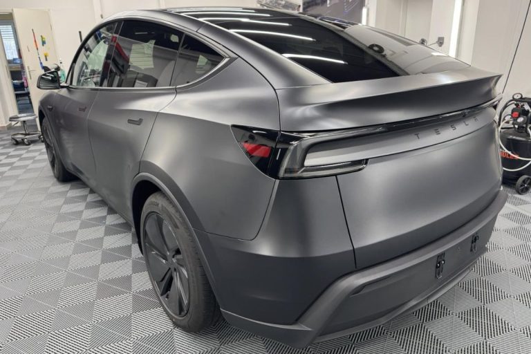 Tesla Y zaščitena s prozorno mat zaščitno folijo.