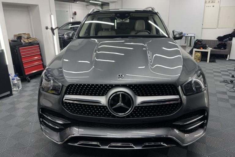 Mercedes-Benz GLE zaščiten s prozorno zaščitno folijo.