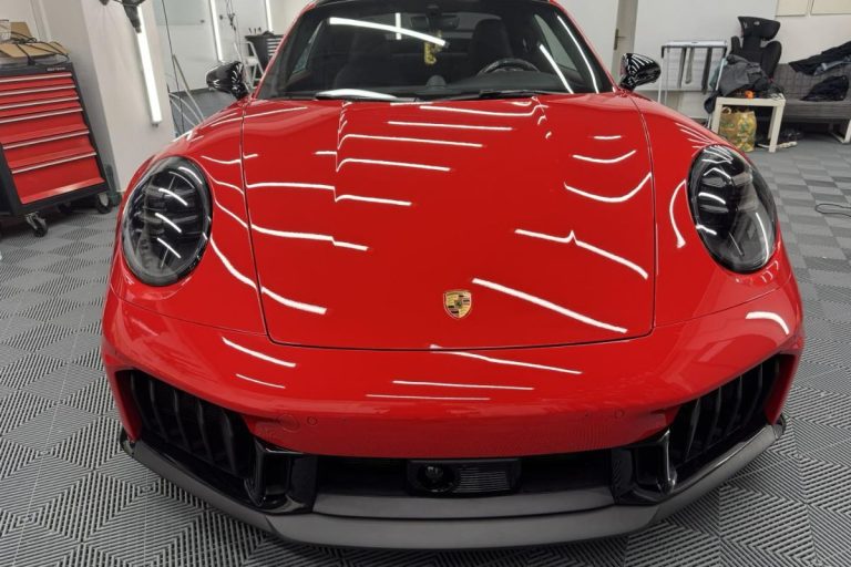 Porsche 911 Carrera 4 GTS zaščiten s prozorno zaščitno folijo.