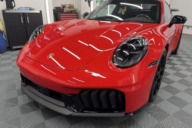 Porsche 911 Carrera 4 GTS zaščiten s prozorno zaščitno folijo.