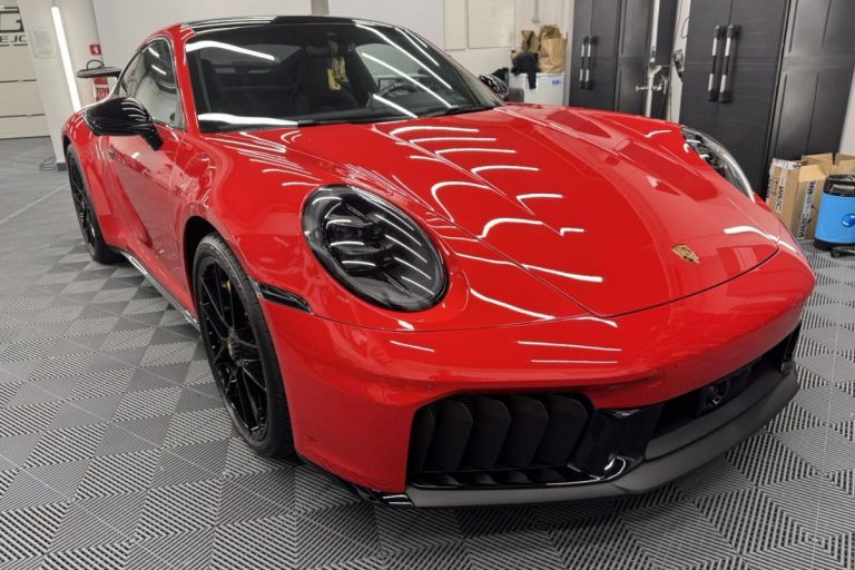Porsche 911 Carrera 4 GTS zaščiten s prozorno zaščitno folijo.