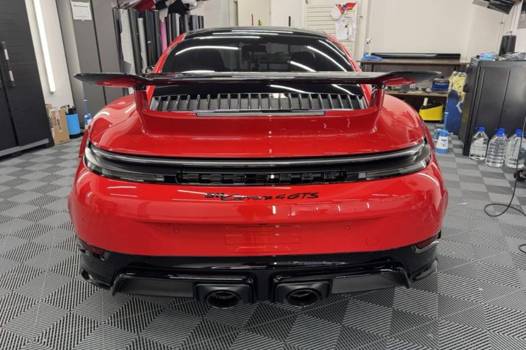 Porsche 911 Carrera 4 GTS zaščiten s prozorno zaščitno folijo.