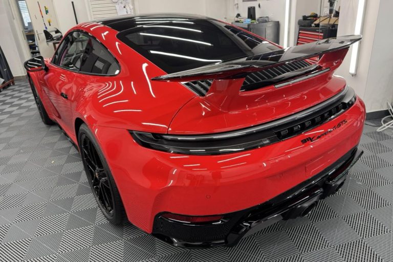 Porsche 911 Carrera 4 GTS zaščiten s prozorno zaščitno folijo.