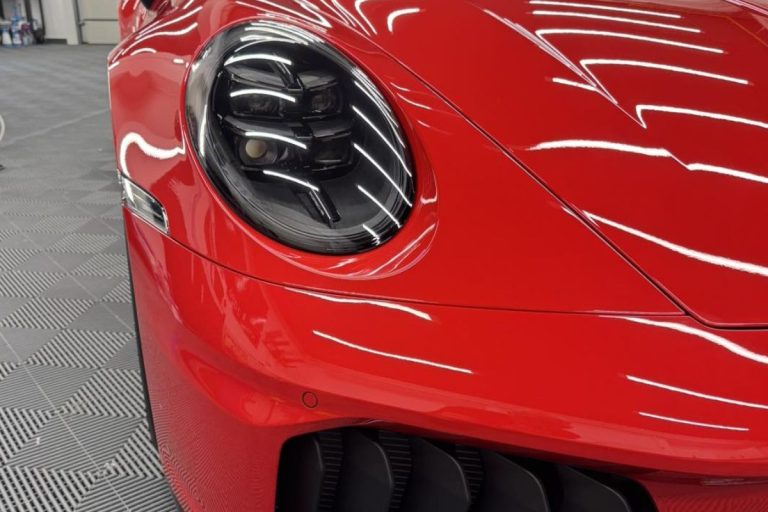 Porsche 911 Carrera 4 GTS zaščiten s prozorno zaščitno folijo.