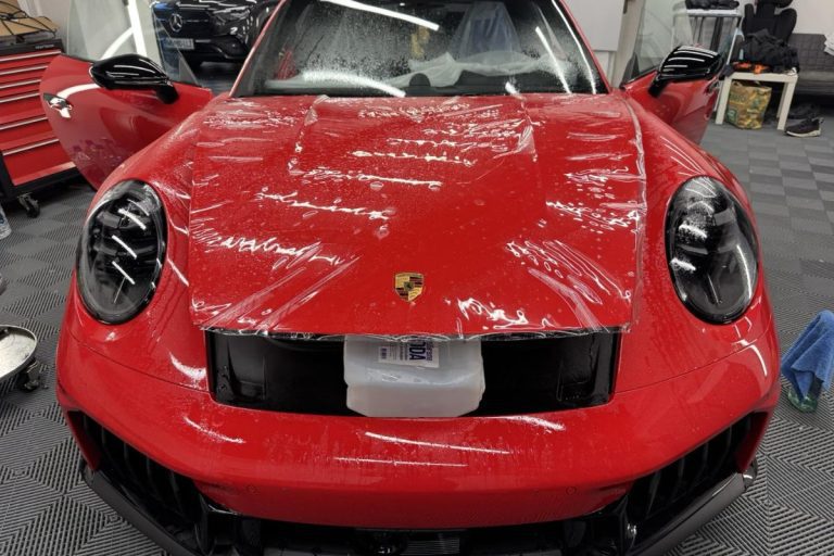 Porsche 911 Carrera 4 GTS zaščiten s prozorno zaščitno folijo.