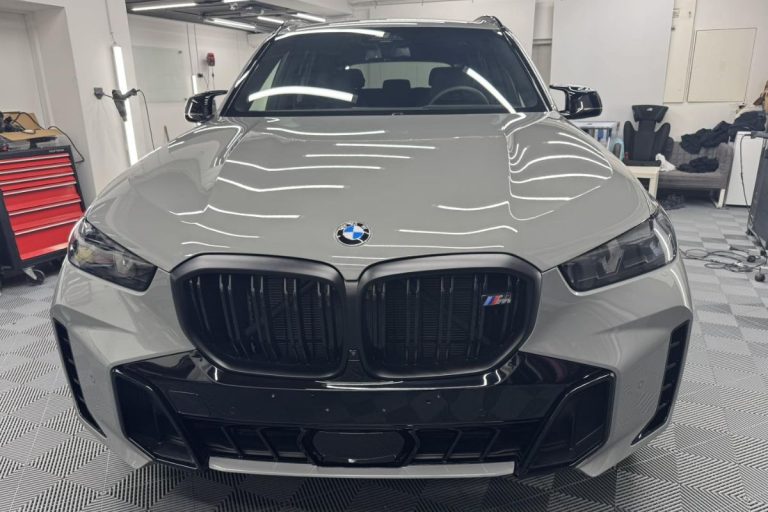 BMW X5 60i zaščiten s prozorno zaščitno folijo.