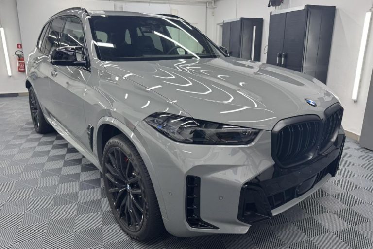 BMW X5 60i zaščiten s prozorno zaščitno folijo.