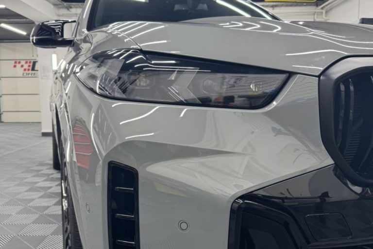 BMW X5 60i zaščiten s prozorno zaščitno folijo.