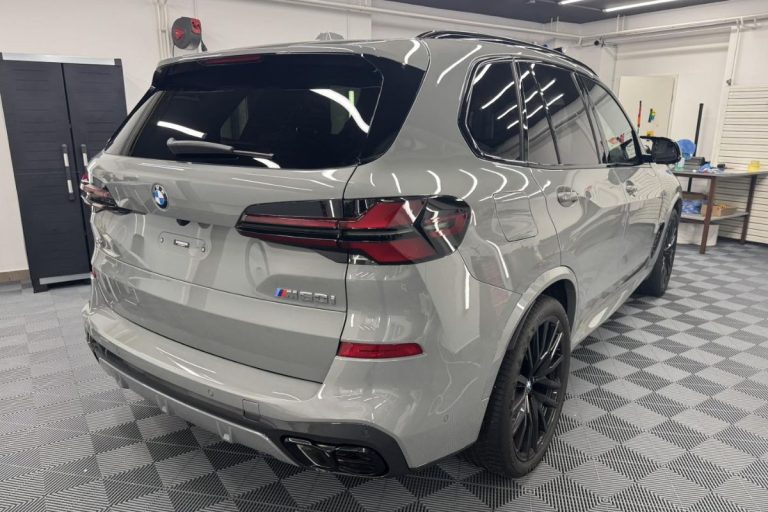 BMW X5 60i zaščiten s prozorno zaščitno folijo.