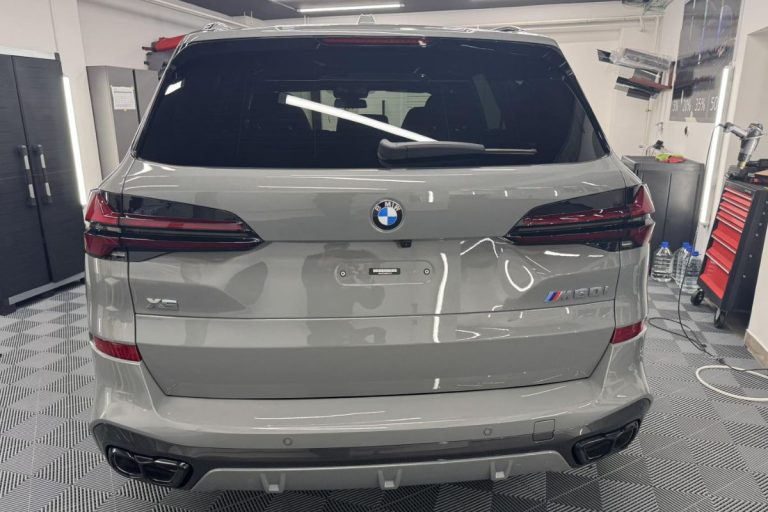 BMW X5 60i zaščiten s prozorno zaščitno folijo.