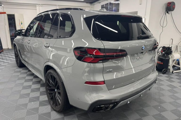 BMW X5 60i zaščiten s prozorno zaščitno folijo.