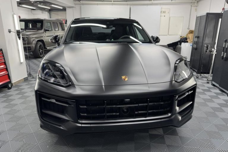 Porsche Cayenne Coupé GTS zaščiten s prozorno mat zaščitno folijo.