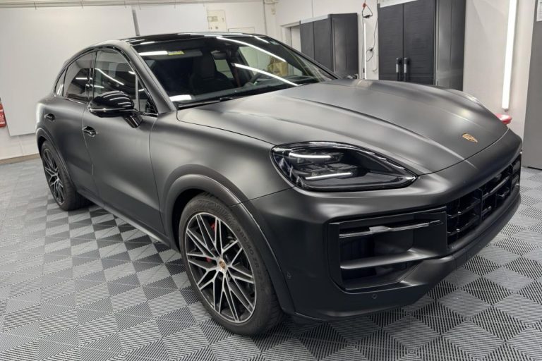 Porsche Cayenne Coupé GTS zaščiten s prozorno mat zaščitno folijo.