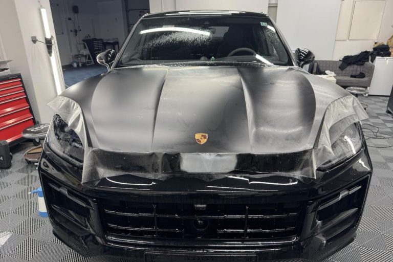Porsche Cayenne Coupé GTS zaščiten s prozorno mat zaščitno folijo.