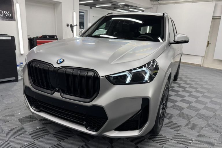 BMW X1 zaščiten s prozorno mat zaščitno folijo.