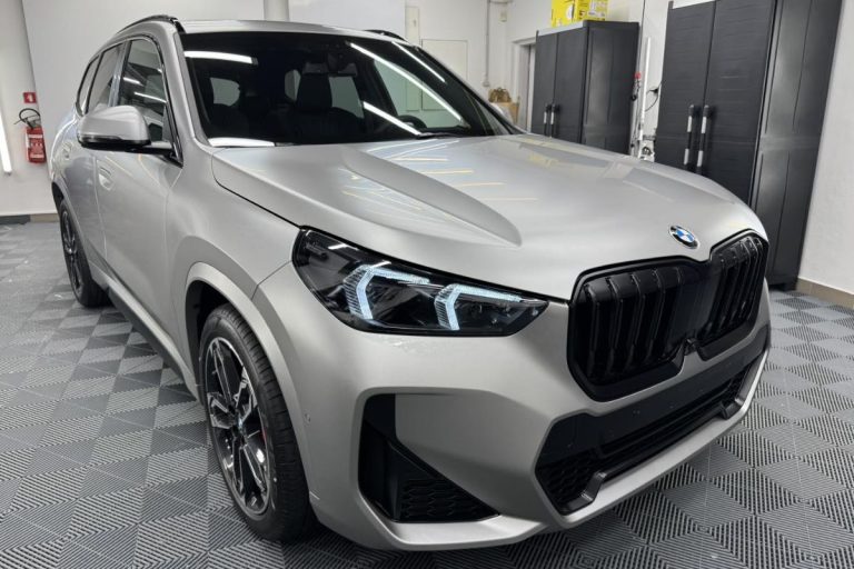 BMW X1 zaščiten s prozorno mat zaščitno folijo.