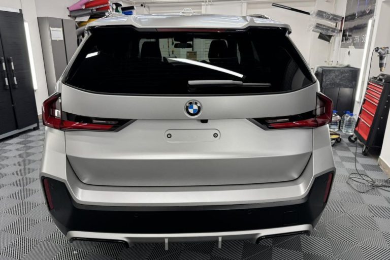 BMW X1 zaščiten s prozorno mat zaščitno folijo.